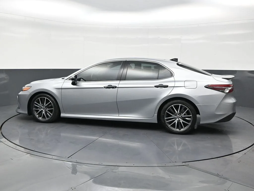 2022 Toyota Camry XLE photo 2