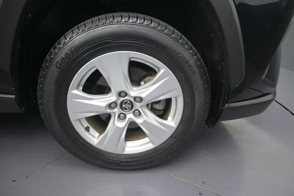 2020 Toyota RAV4 XLE photo 9
