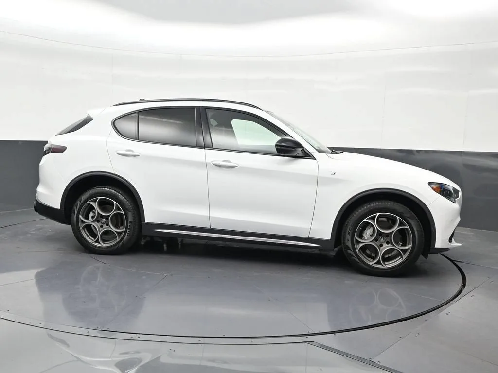 2024 Alfa Romeo Stelvio Ti AWD photo 7