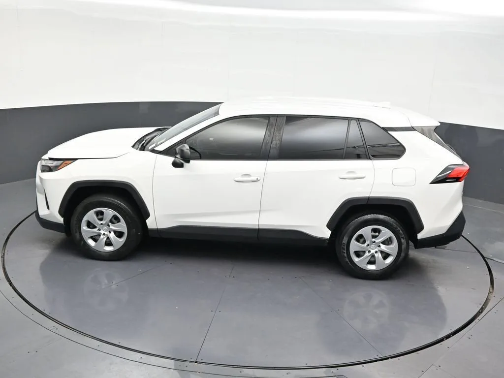 2023 Toyota RAV4 LE photo 11
