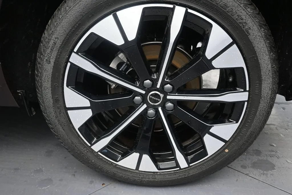 2026 Volvo XC60 Plus photo 10