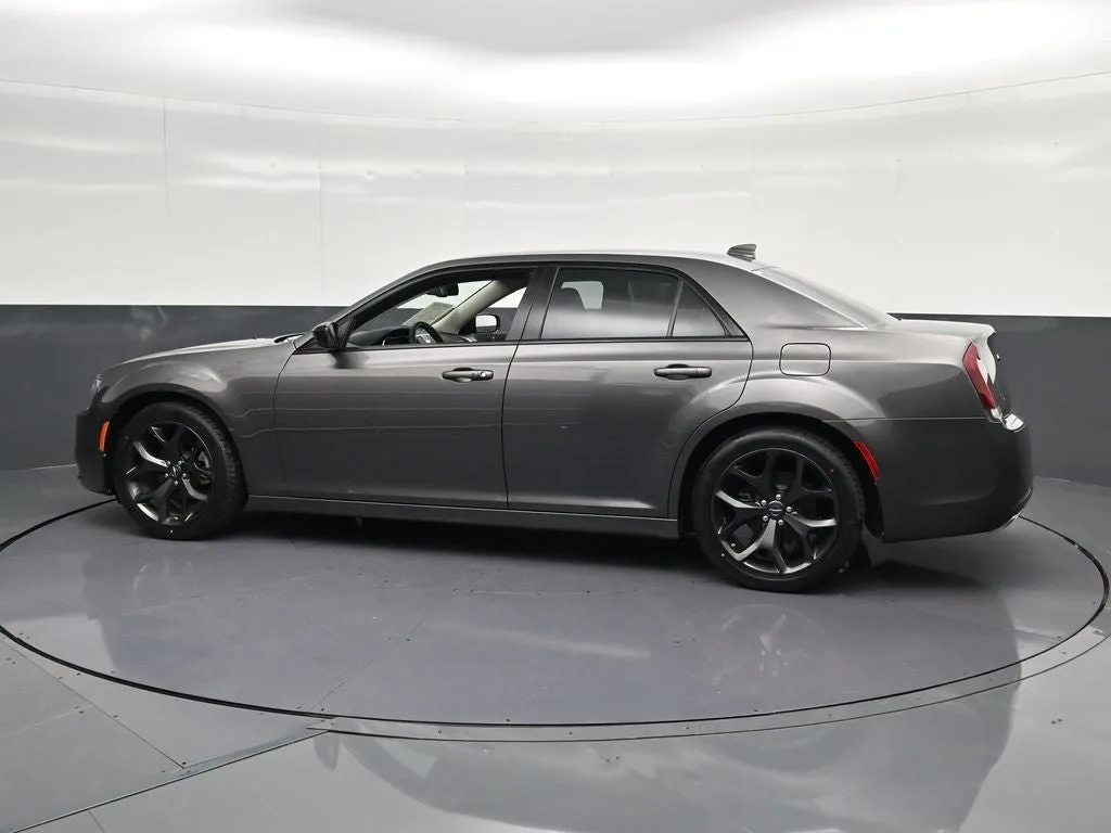 2022 Chrysler 300 Touring photo 8