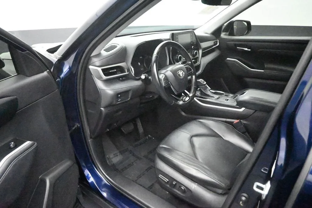 2021 Toyota Highlander XLE photo 11