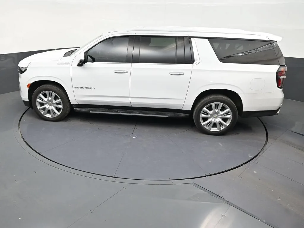 2022 Chevrolet Suburban High Country photo 12