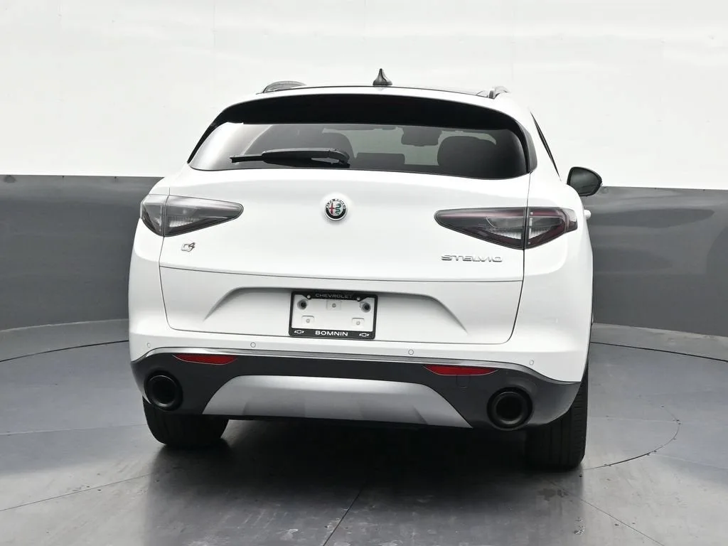 2024 Alfa Romeo Stelvio Ti AWD photo 4