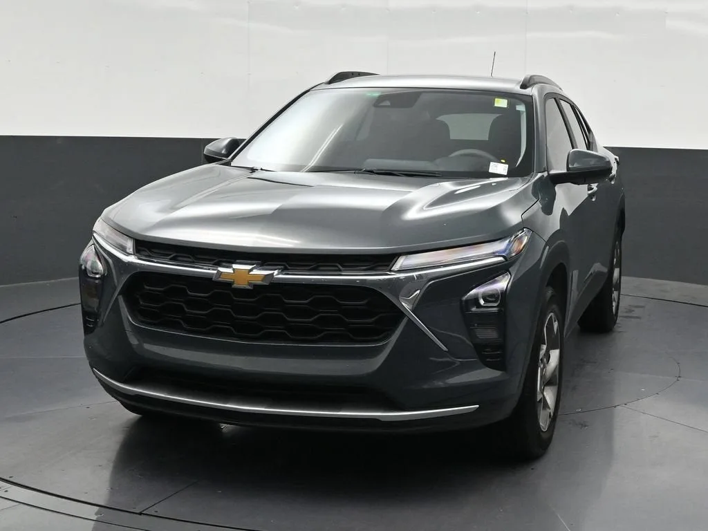 2025 Chevrolet Trax LT photo 9