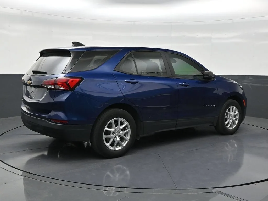 2022 Chevrolet Equinox LS photo 5