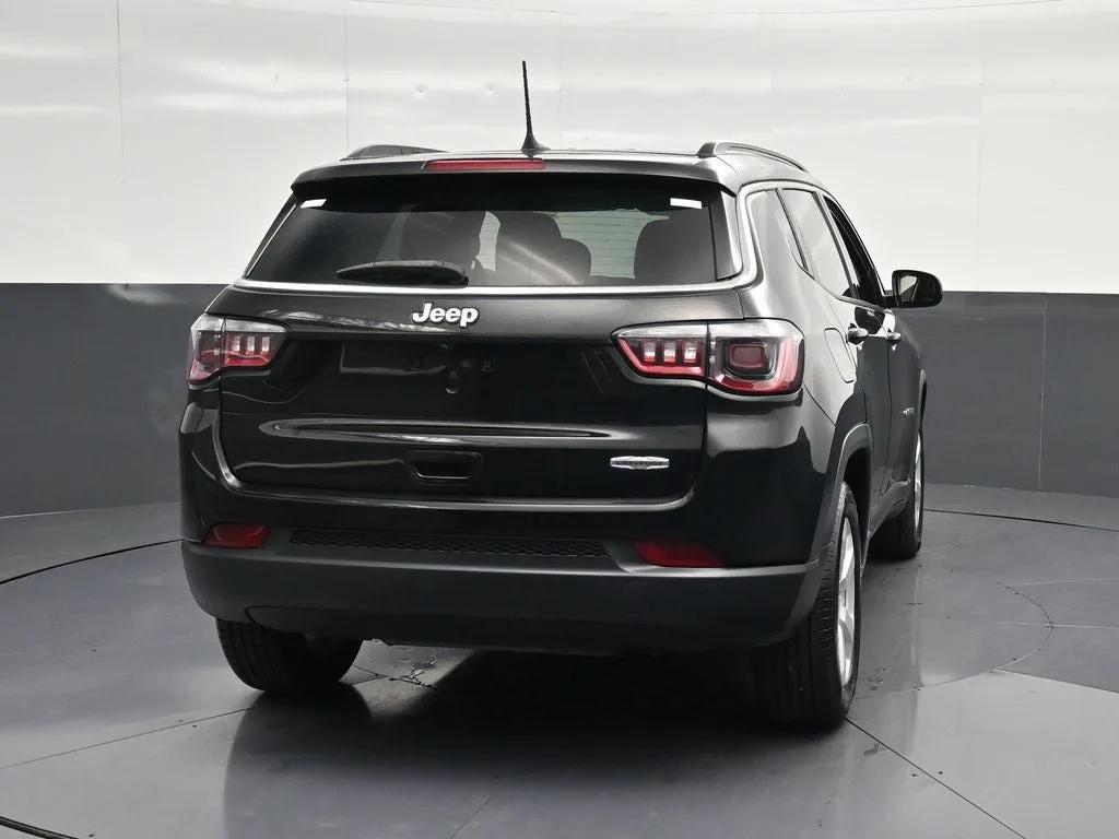 2021 Jeep Compass Latitude photo 2