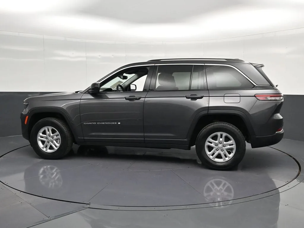 2023 Jeep Grand Cherokee Laredo photo 8