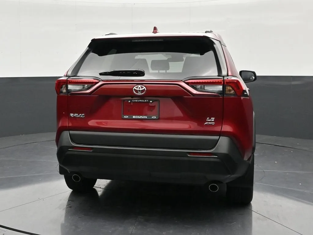 2021 Toyota RAV4 LE photo 4