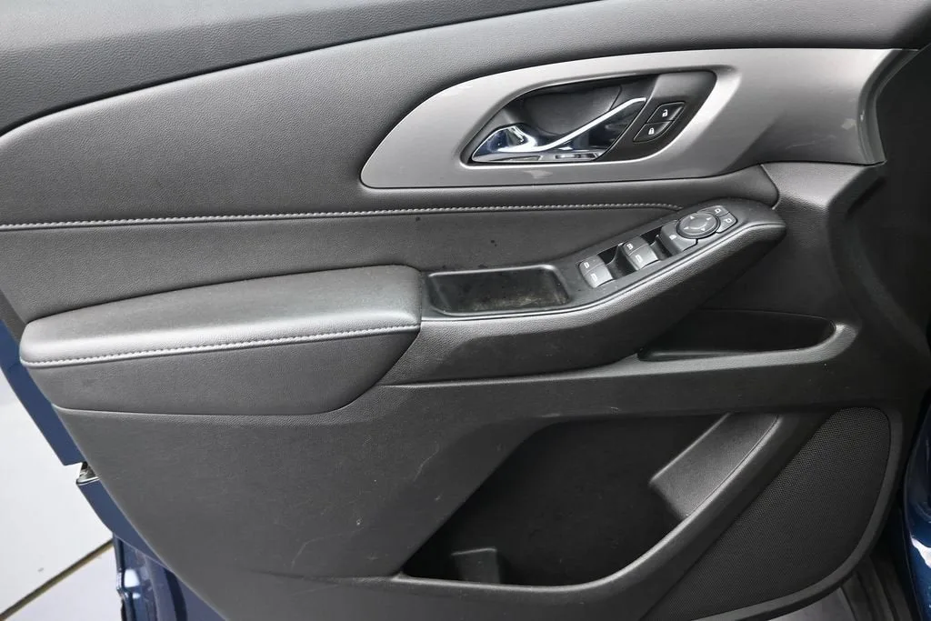 2023 Chevrolet Traverse LT Cloth photo 11