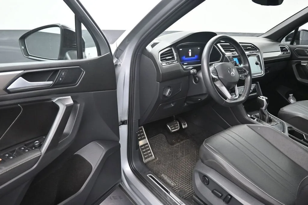 2023 Volkswagen Tiguan 2.0T SE R-Line Black photo 10