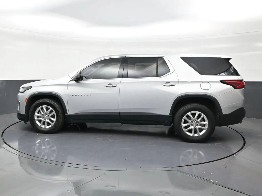 2022 Chevrolet Traverse LS photo 2