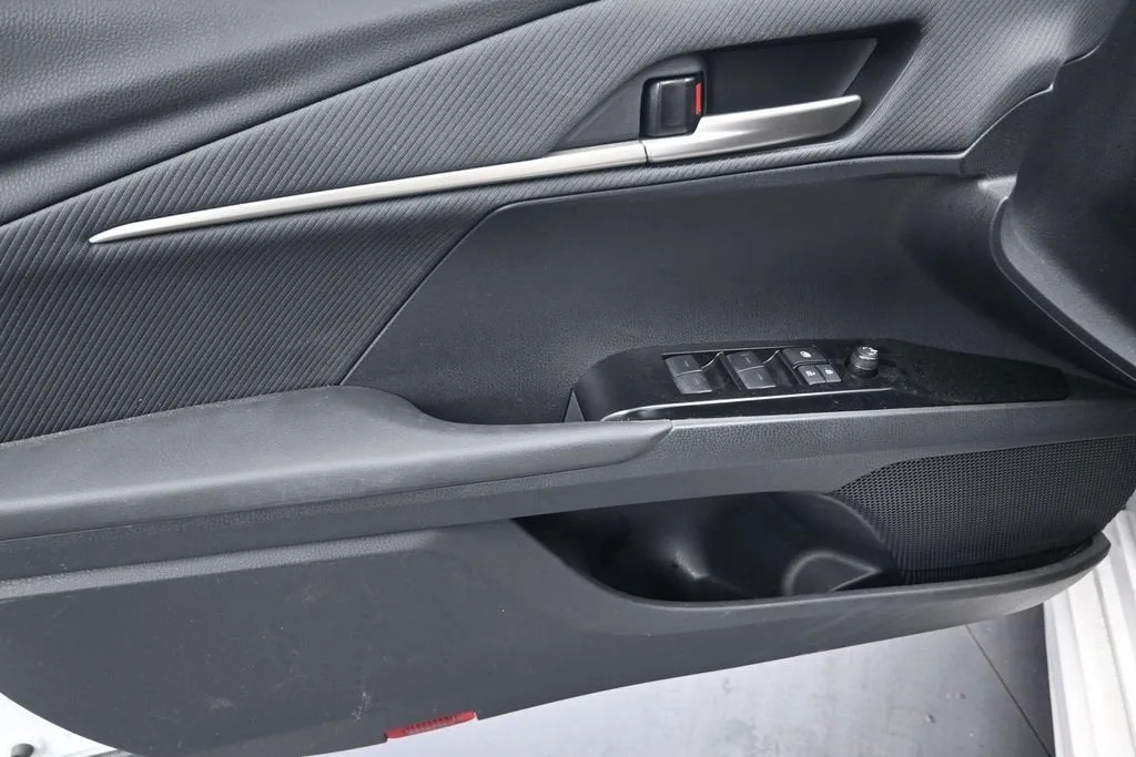 2026 Toyota Camry SE photo 11