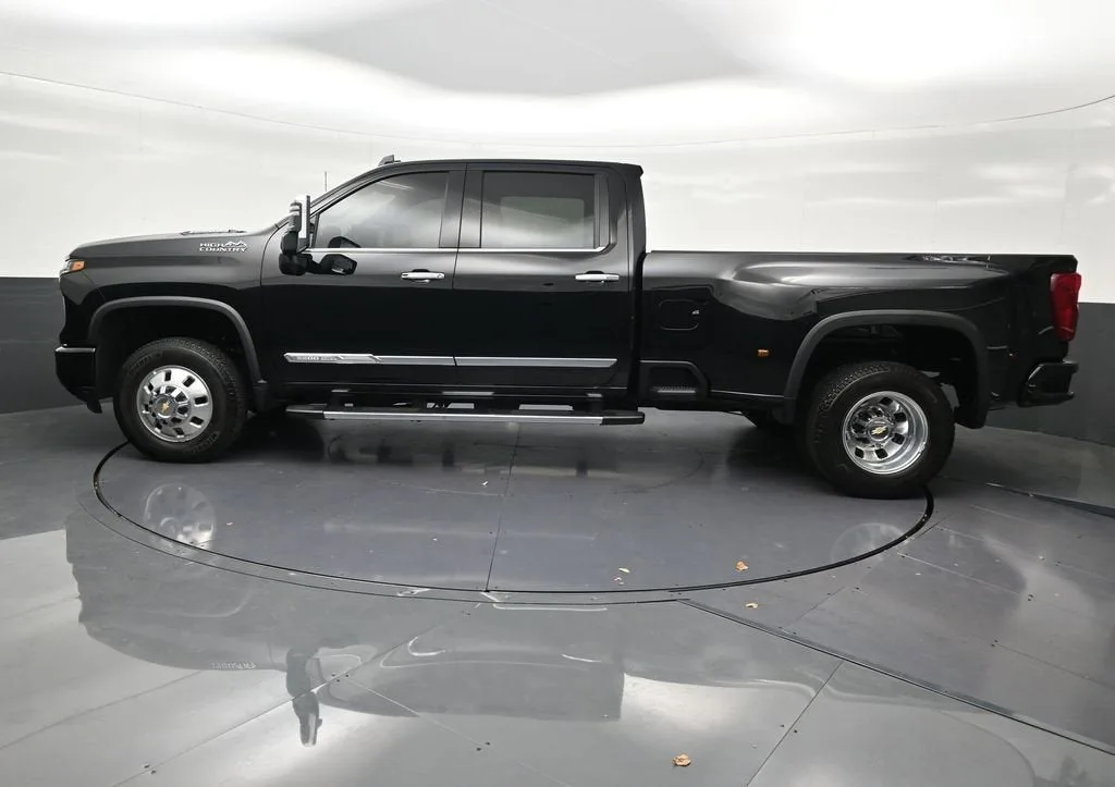 2026 Chevrolet Silverado 3500 HD High Country DRW photo 2