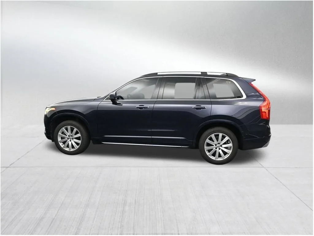 2017 Volvo XC90 T6 Momentum photo 2