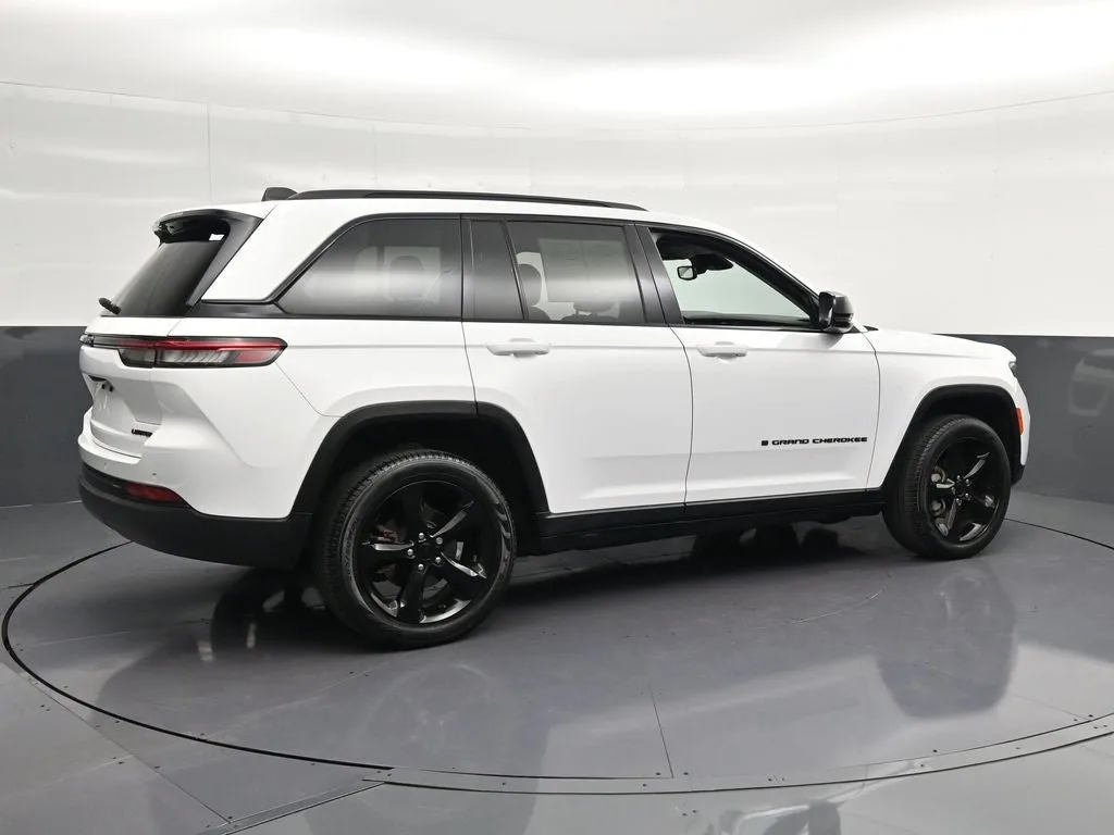 2024 Jeep Grand Cherokee Limited photo 3