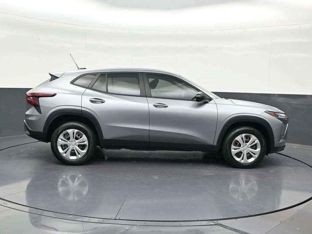 2024 Chevrolet Trax LS photo 7