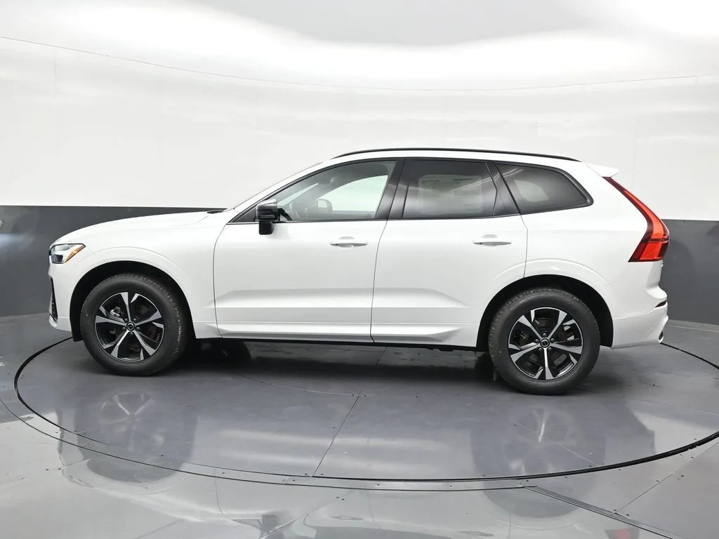 2026 Volvo XC60 B5 Core photo 2