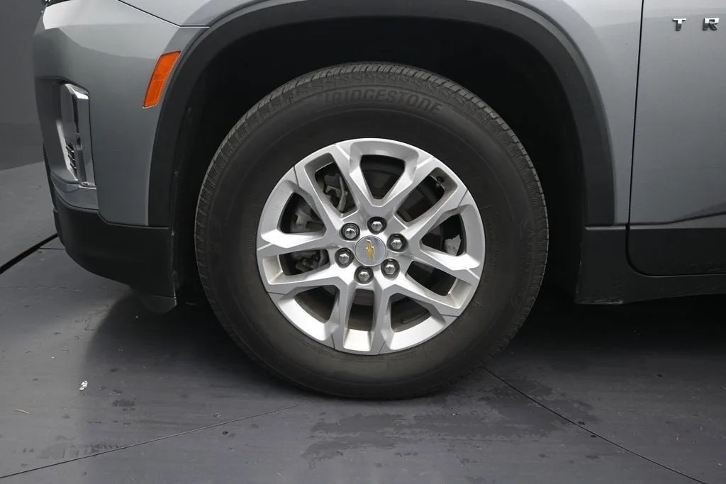 2023 Chevrolet Traverse LS photo 9
