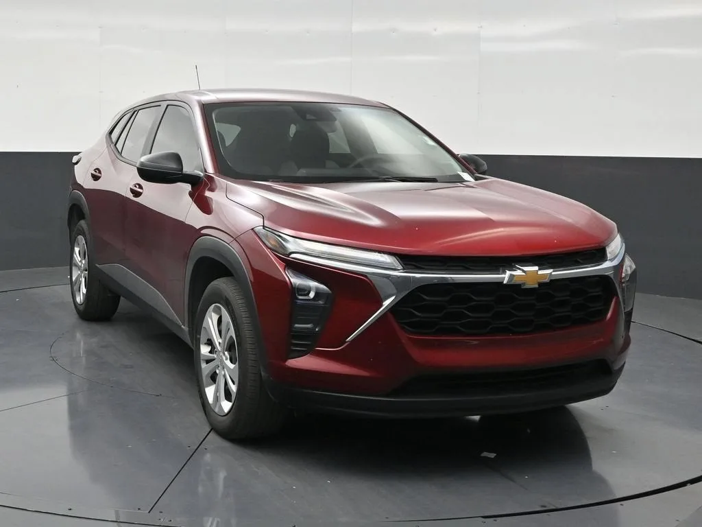 2025 Chevrolet Trax LS photo 7
