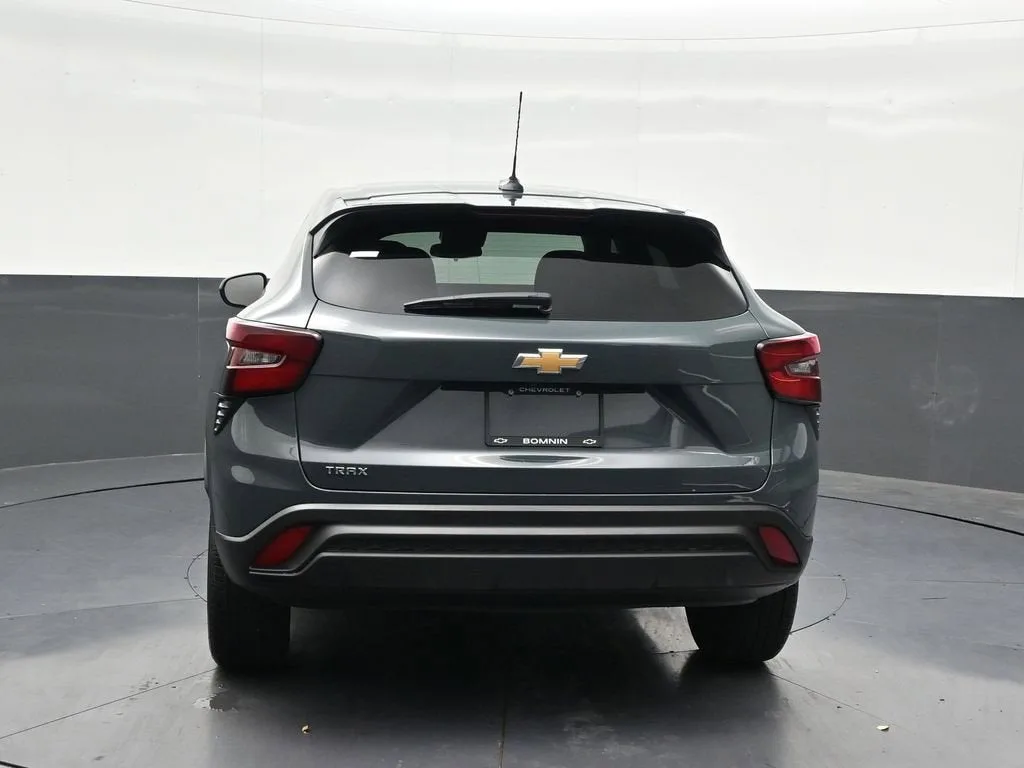 2025 Chevrolet Trax LS photo 4