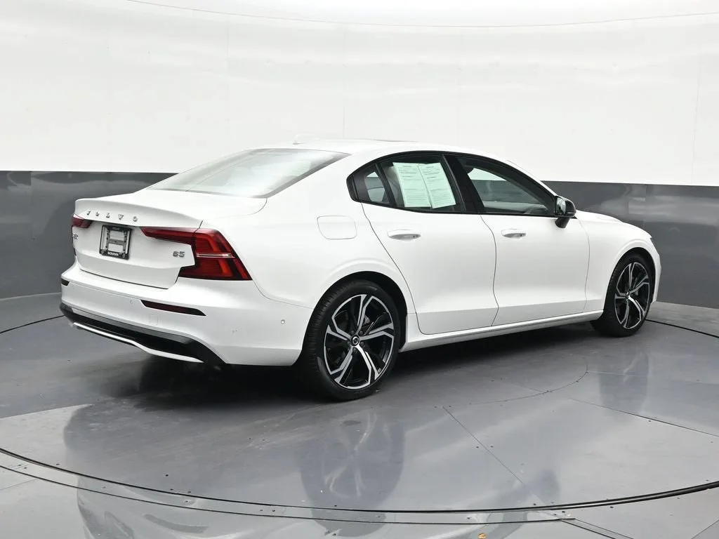 2024 Volvo S60 B5 Plus Dark Theme photo 6