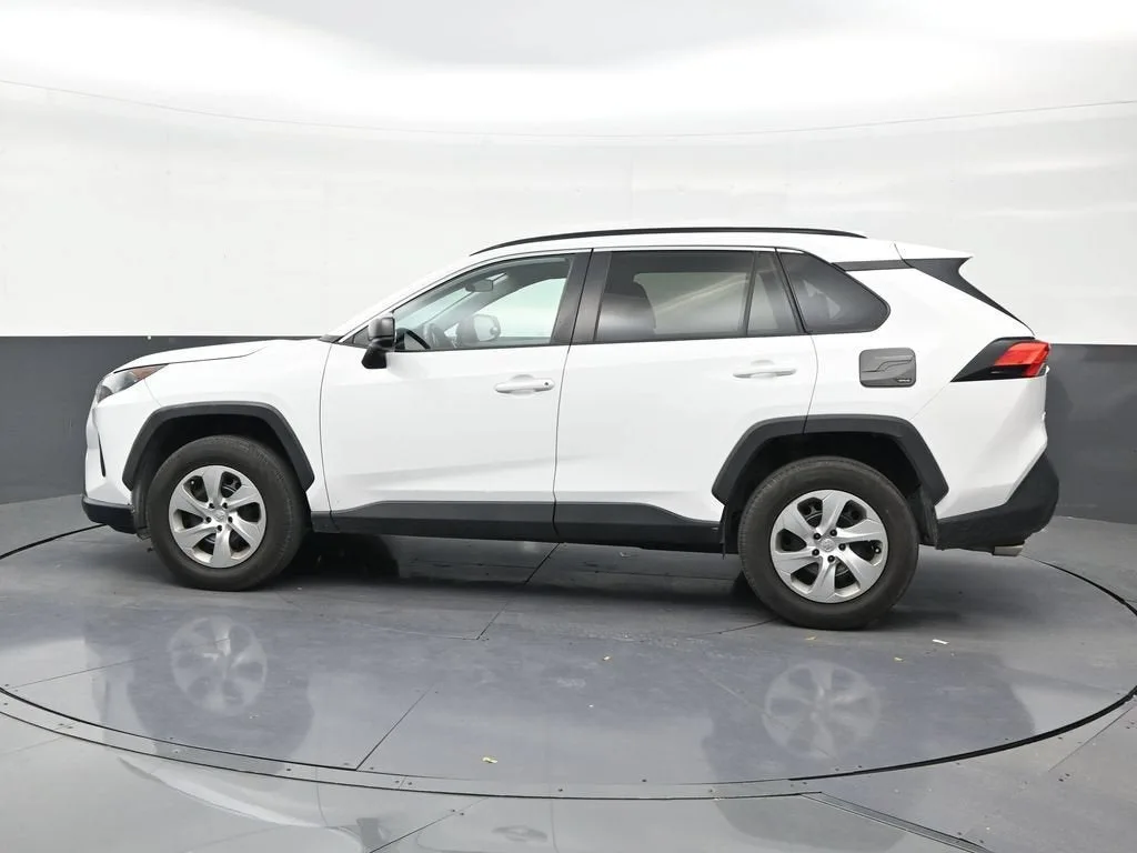 2020 Toyota RAV4 LE photo 2