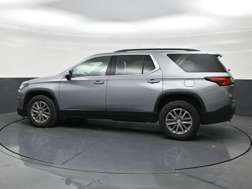 2023 Chevrolet Traverse LT Cloth photo 2