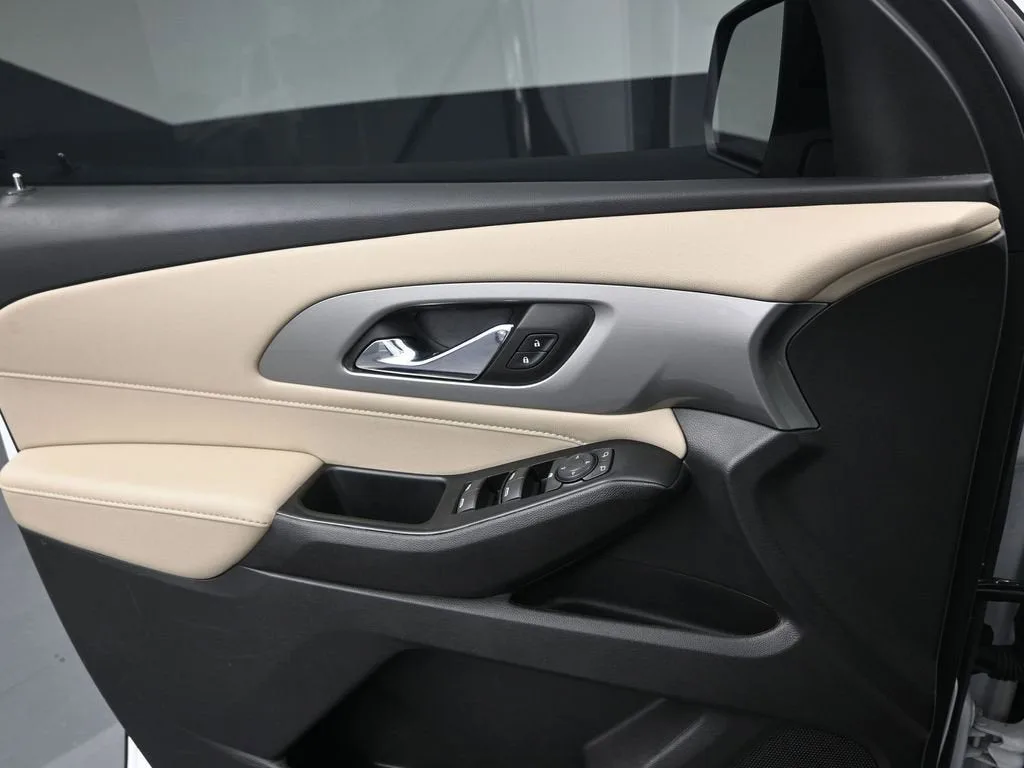 2023 Chevrolet Traverse LS photo 11