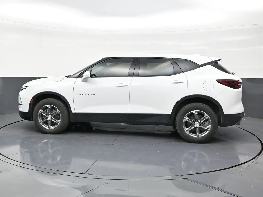 2023 Chevrolet Blazer 2LT photo 2