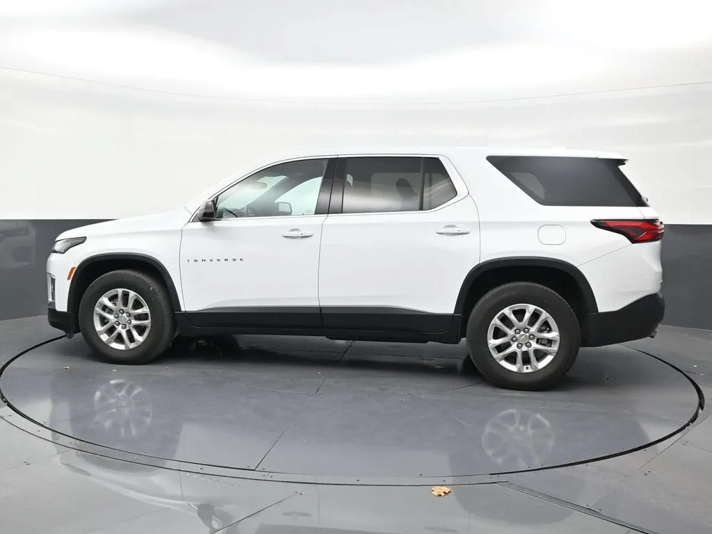 2023 Chevrolet Traverse LS photo 2