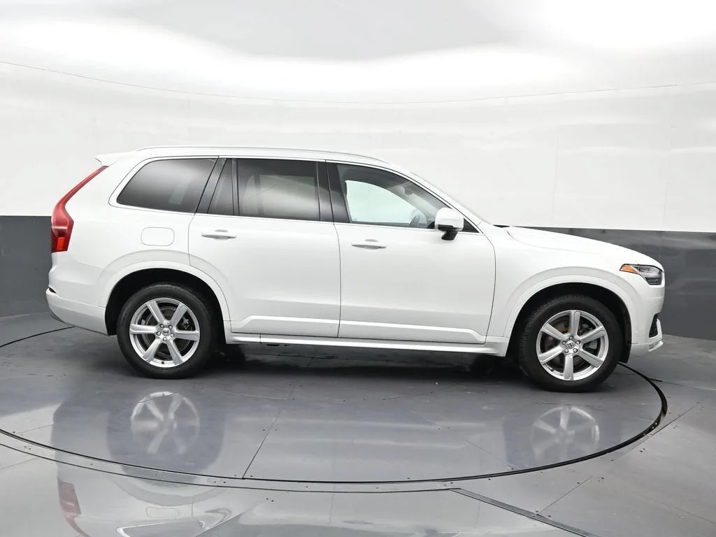 2022 Volvo XC90 Momentum photo 6