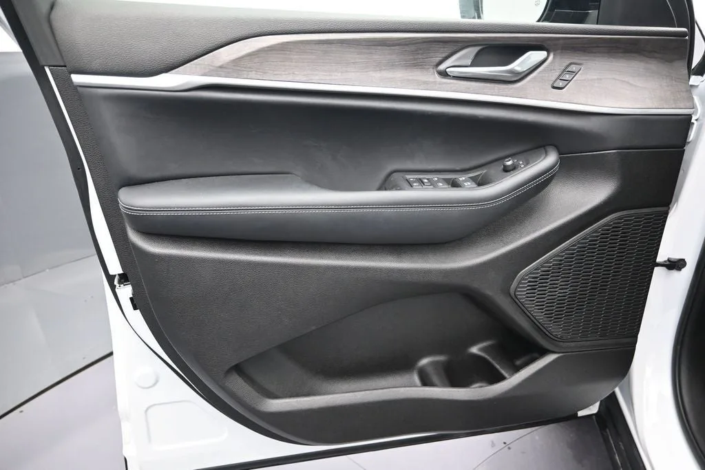 2025 Jeep Grand Cherokee L Limited photo 12
