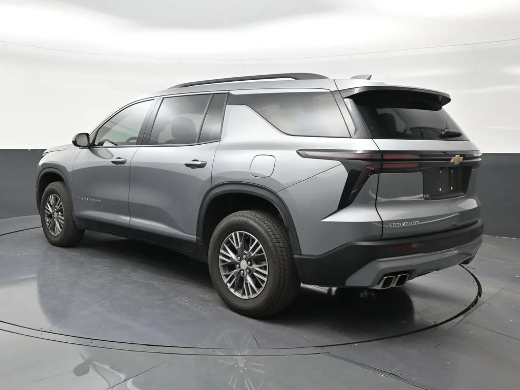 2026 Chevrolet Traverse LT photo 3