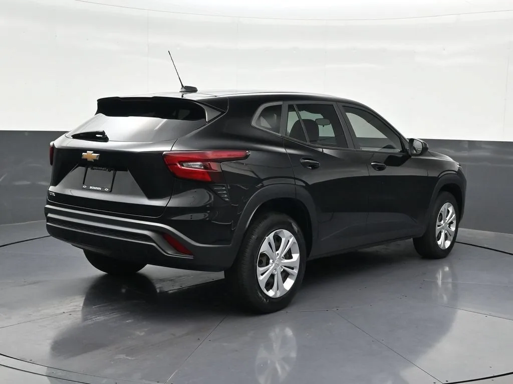 2024 Chevrolet Trax LS photo 5
