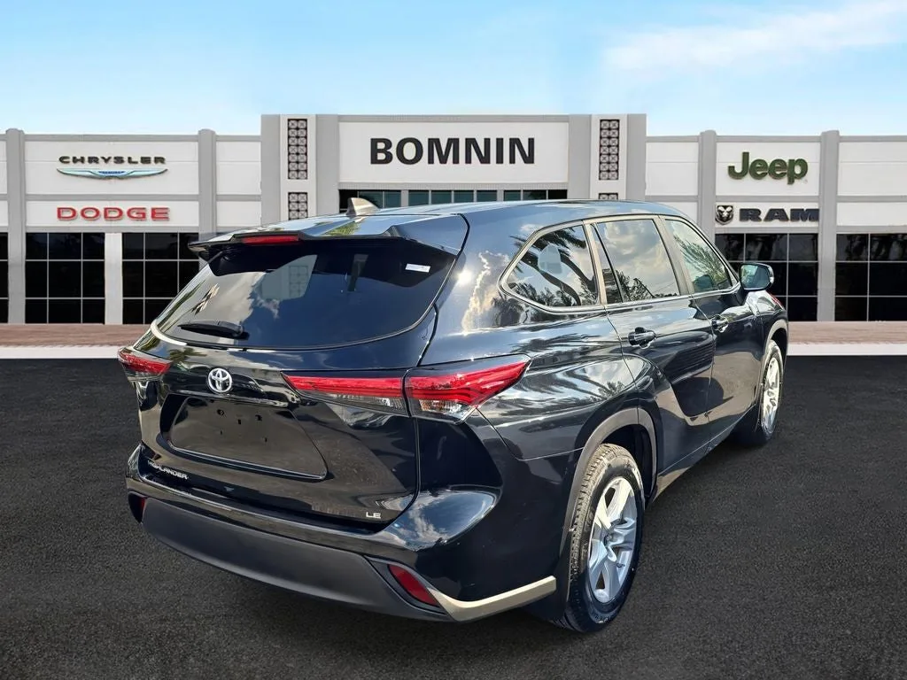 2023 Toyota Highlander LE photo 4