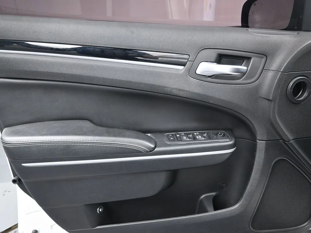 2020 Chrysler 300 300S photo 11