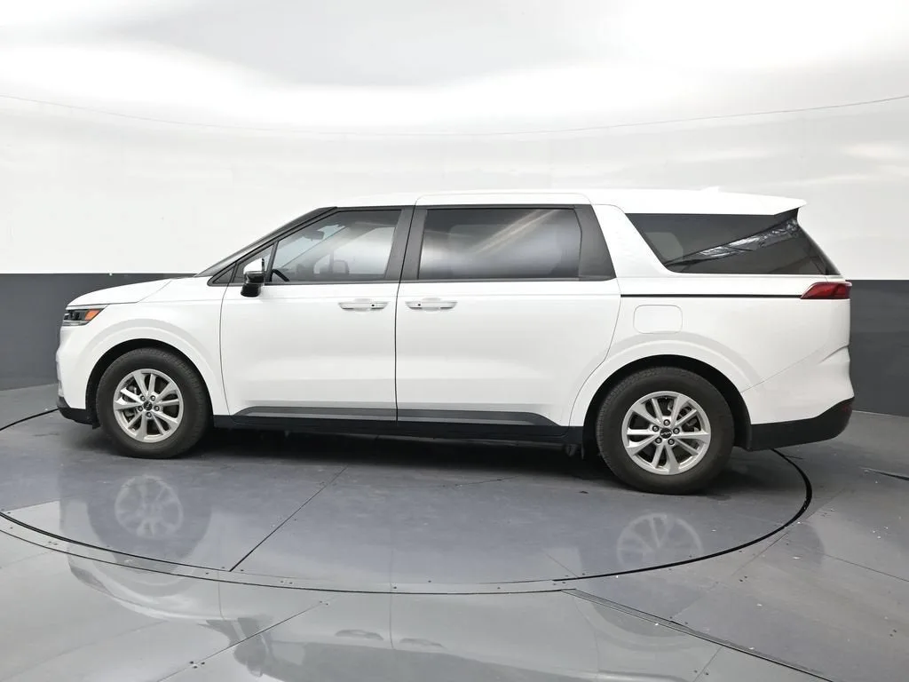 2024 Kia Carnival MPV LX photo 2