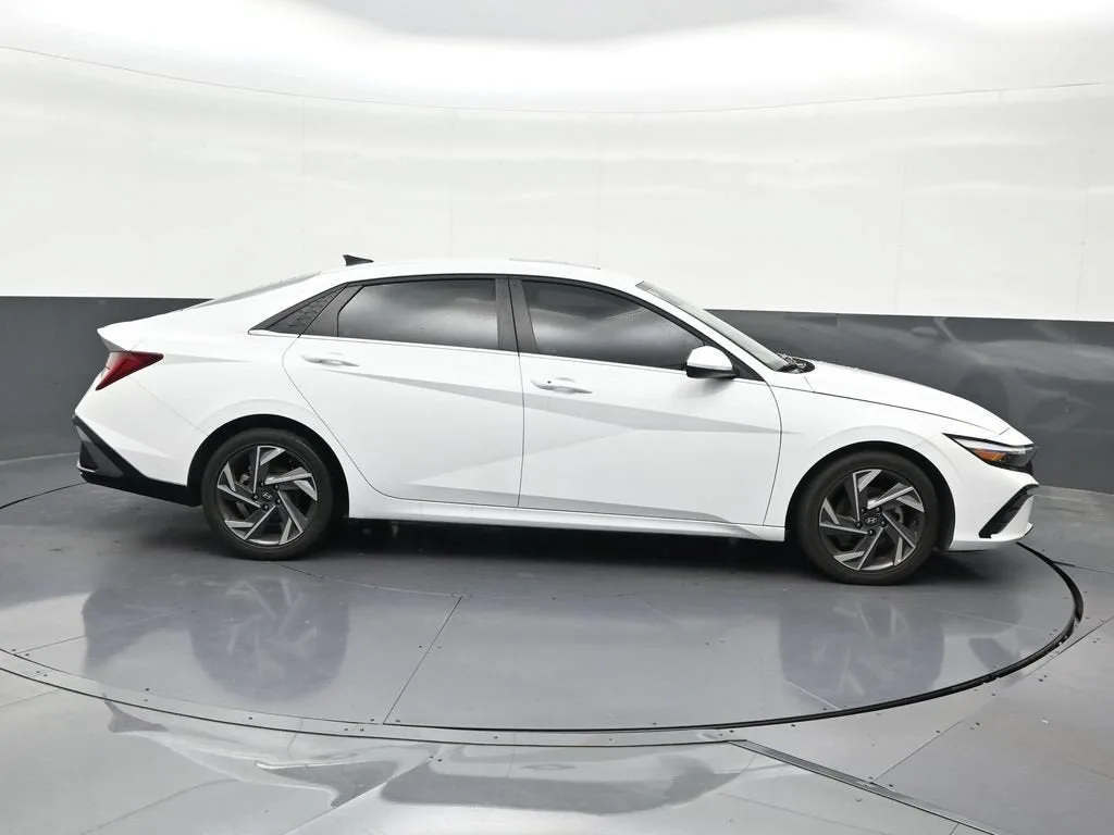 2025 Hyundai Elantra SEL Convenience photo 7