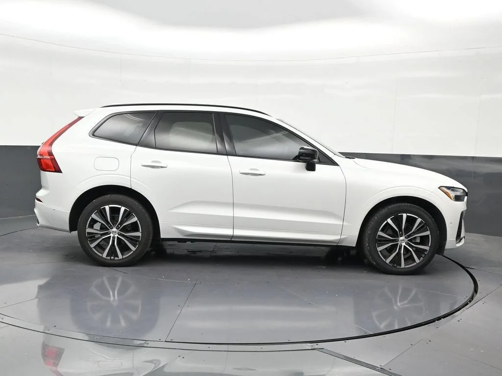 2024 Volvo XC60 B5 Plus Dark Theme photo 7
