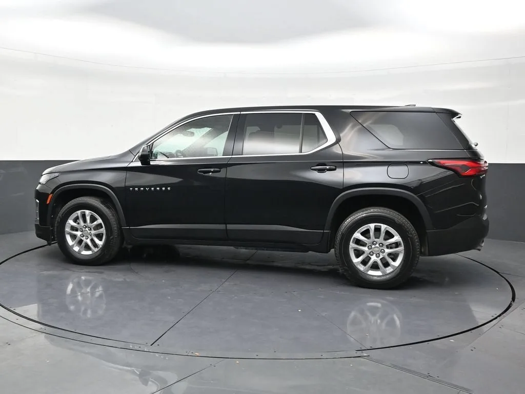 2022 Chevrolet Traverse LS photo 2