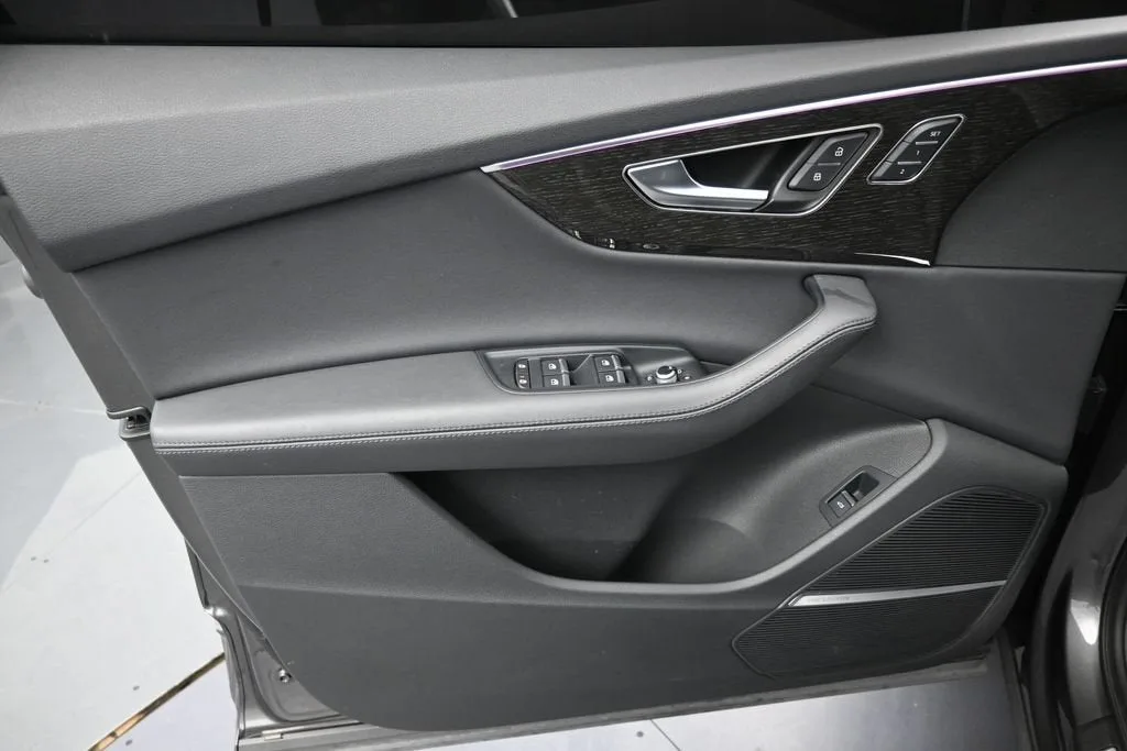 2023 Audi Q7 Premium Plus 55 TFSI quattro Tiptronic photo 11