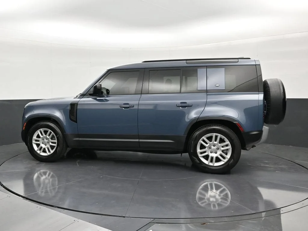 2024 Land Rover Defender 110 P300 photo 2