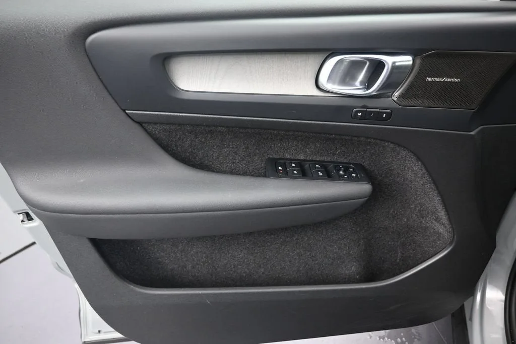 2024 Volvo XC40 B5 Plus Bright Theme photo 11