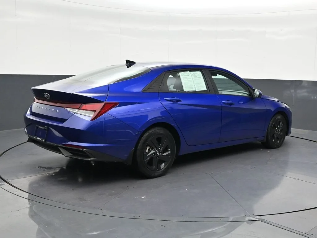 2023 Hyundai Elantra SEL photo 5
