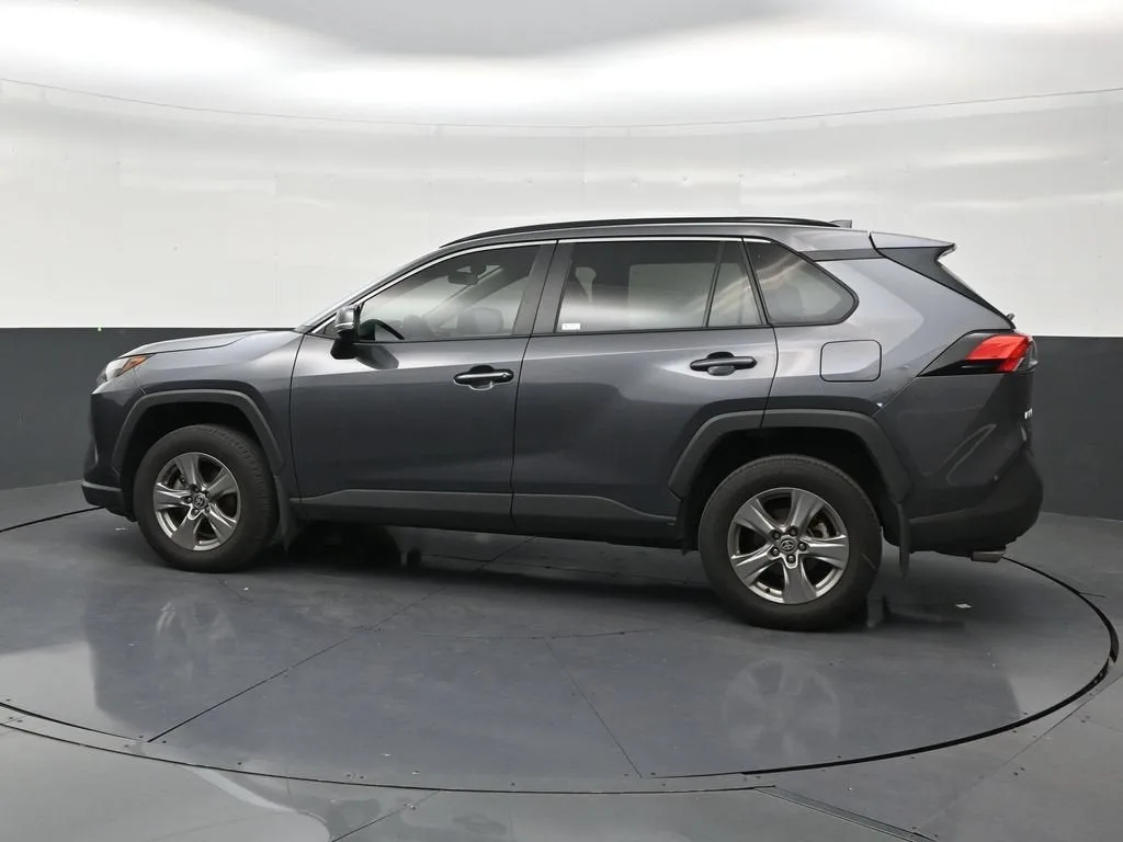 2024 Toyota RAV4 XLE photo 2