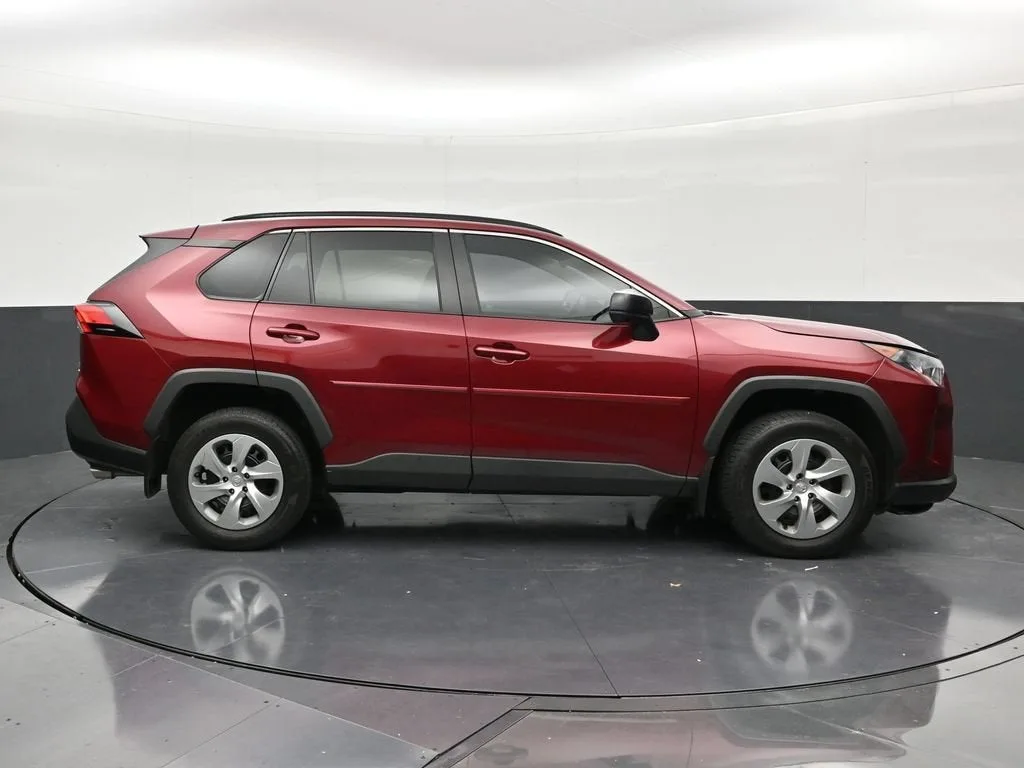 2021 Toyota RAV4 LE photo 6