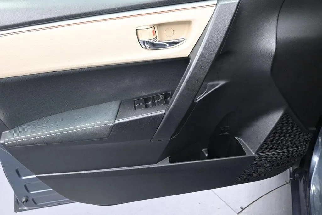 2015 Toyota Corolla L photo 11