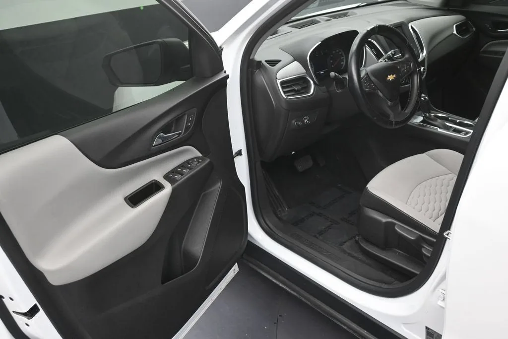 2020 Chevrolet Equinox LS photo 10